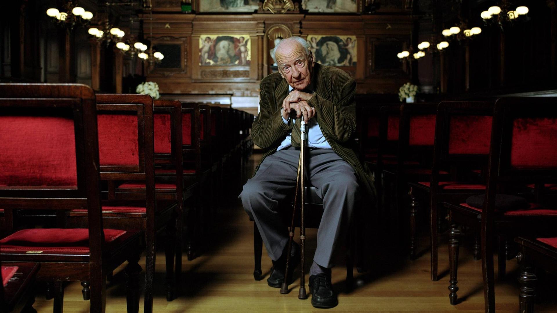 Philosoph Prof. Dr. Hans-Georg Gadamer stützt sich auf seinen Gehstock während eines Fotoshootings kurz vor seinem 100. Geburtstag in der Aula der Universität Heidelberg 1999. Philosoph Prof. Dr. Hans-Georg Gadamer stützt sich auf seinen Gehstock während eines Fotoshootings kurz vor seinem 100. Geburtstag in der Aula der Universität Heidelberg 1999.