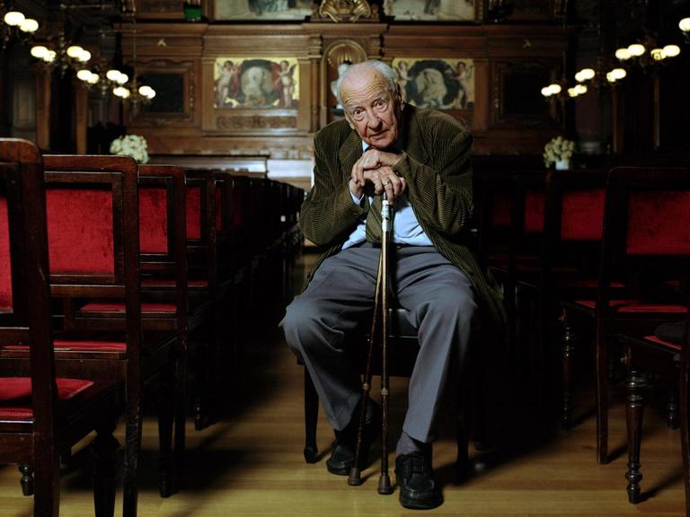 Philosoph Prof. Dr. Hans-Georg Gadamer stützt sich auf seinen Gehstock während eines Fotoshootings kurz vor seinem 100. Geburtstag in der Aula der Universität Heidelberg 1999.