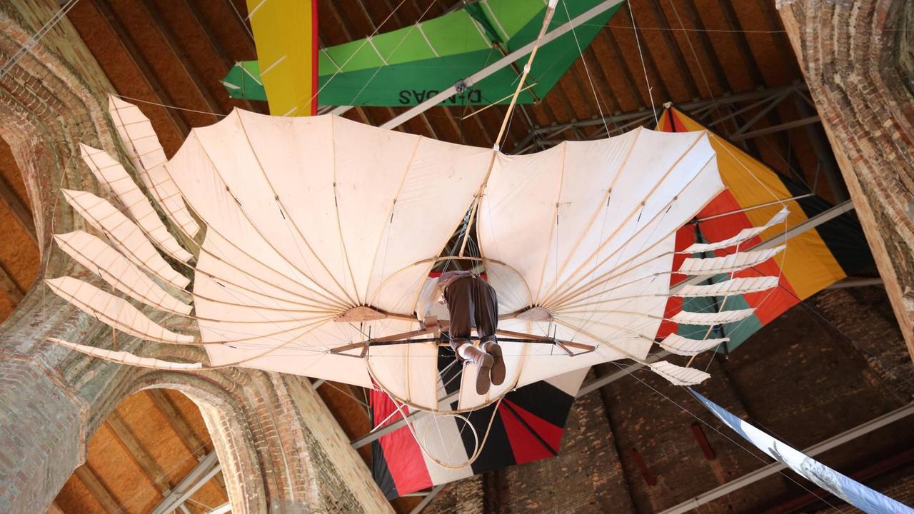 Blick am Mittwoch in das Innere der Nikolaikirche der Hansestadt Anklam. Die Kirche zeigt derzeit die Ausstellung Die Kunst zu Fliegen mit Modellen die nach Originalen von Otto Lilienthal geschaffen wurden. Dem weltweit bekannten Flugpionier und seinem Bruder soll künftig mit einem sogenannten Ikaneum, in dem sich alles um die Fliegerei drehen wird, in der Kirche ein Denkmal gesetzt werden. Blick am Mittwoch in das Innere der Nikolaikirche der Hansestadt Anklam. Die Kirche zeigt derzeit die Ausstellung Die Kunst zu Fliegen mit Modellen die nach Originalen von Otto Lilienthal geschaffen wurden. Dem weltweit bekannten Flugpionier und seinem Bruder soll künftig mit einem sogenannten Ikaneum, in dem sich alles um die Fliegerei drehen wird, in der Kirche ein Denkmal gesetzt werden.