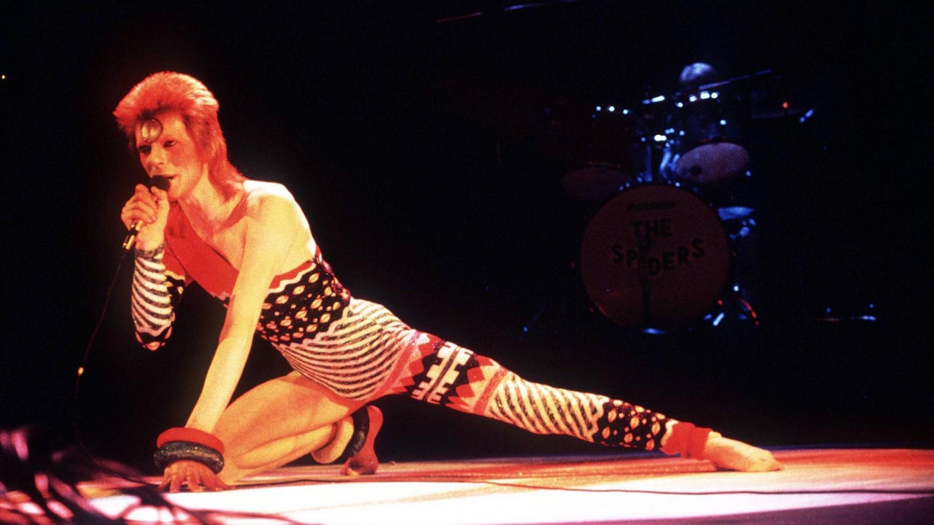 Sänger David Bowie während eines Konzerts in London - Sänger David Bowie während eines Konzerts in London -