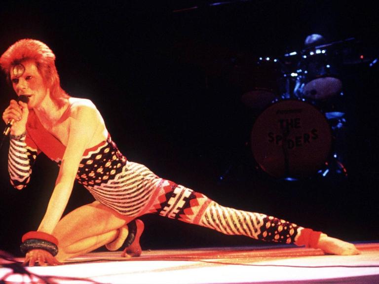 Sänger David Bowie während eines Konzerts in London -