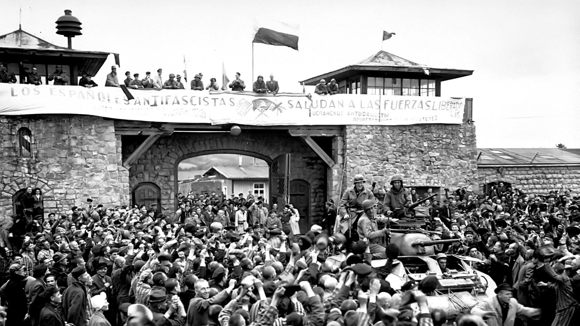 Die 11. Panzerdivision der US-Armee erreicht am 06. Mai 1945 das Konzentrationslager Mauthausen und wird von spanischen Antifaschisten begrüßt.