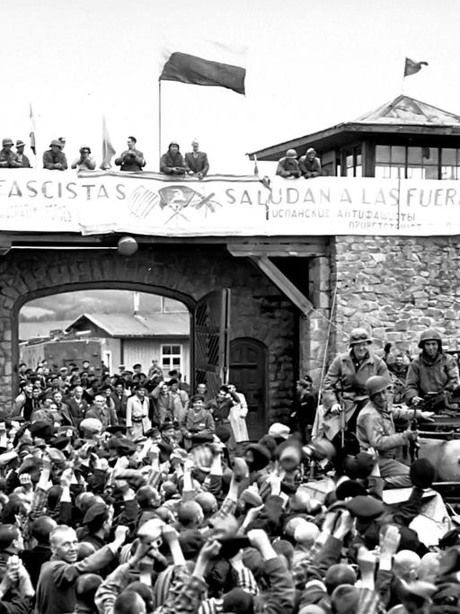 Die 11. Panzerdivision der US-Armee erreicht am 06. Mai 1945 das Konzentrationslager Mauthausen und wird von spanischen Antifaschisten begrüßt.