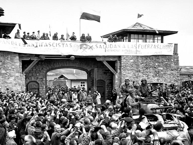 Die 11. Panzerdivision der US-Armee erreicht am 06. Mai 1945 das Konzentrationslager Mauthausen und wird von spanischen Antifaschisten begrüßt.