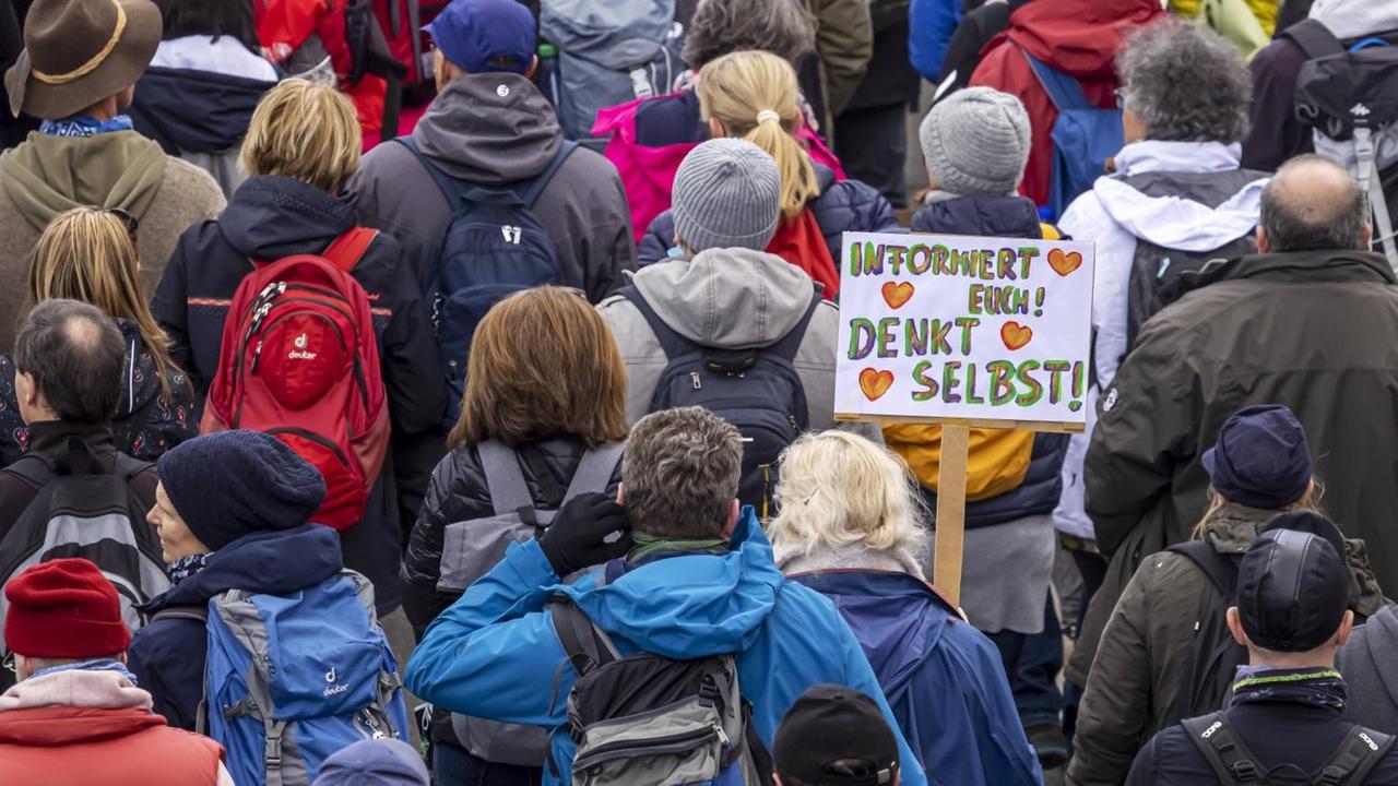 3. April 2021: Querdenker und andere Gegner der Pandemie-Einschränkungen haben in Stuttgart ohne Abstand und weitgehend ohne Schutzmaske demonstriert. Mindestens vier Demos mit 2500 Teilnehmern waren angemeldet, gekommen waren aber weit mehr. Hier der Zug der Demonstranten durch die Innenstadt über die B10/B14 zum offiziellen Versammlungsort, dem Cannstatter Wasen. 3. April 2021: Querdenker und andere Gegner der Pandemie-Einschränkungen haben in Stuttgart ohne Abstand und weitgehend ohne Schutzmaske demonstriert. Mindestens vier Demos mit 2500 Teilnehmern waren angemeldet, gekommen waren aber weit mehr. Hier der Zug der Demonstranten durch die Innenstadt über die B10/B14 zum offiziellen Versammlungsort, dem Cannstatter Wasen.