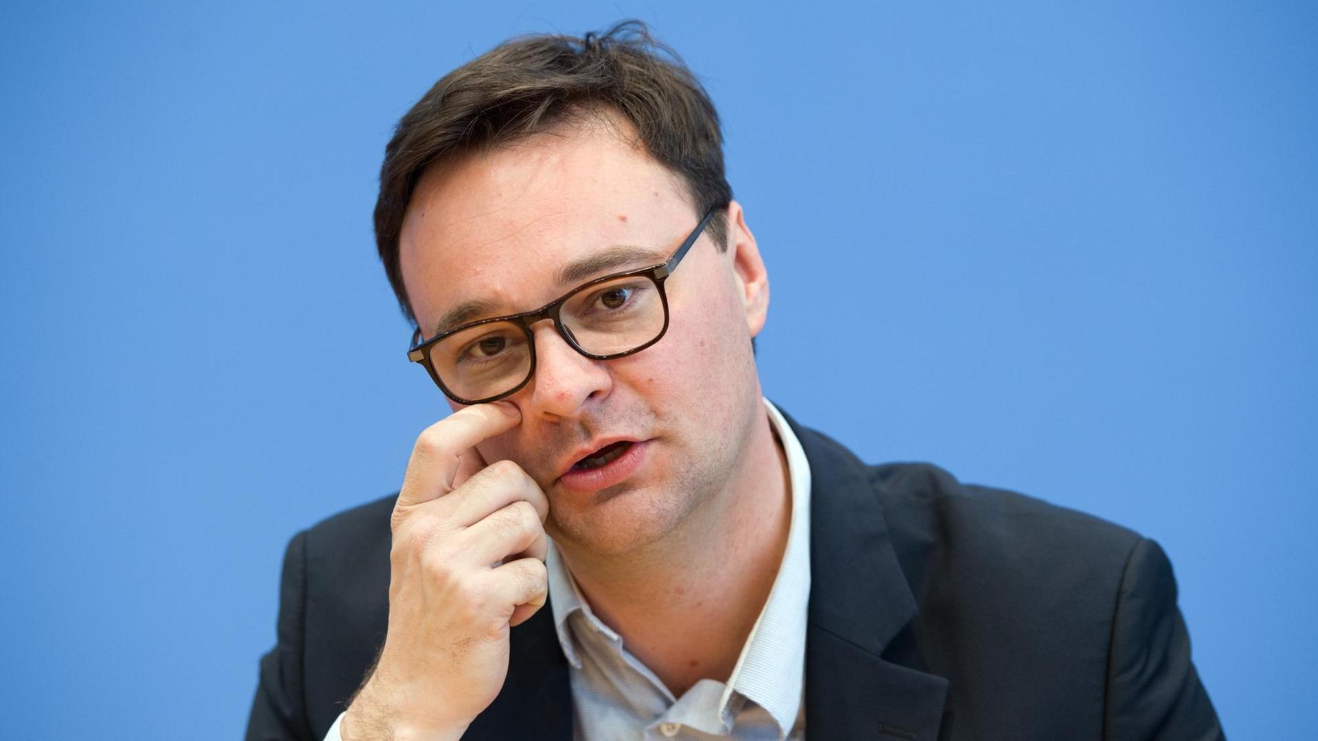 Der Spitzenkandidat der FDP für die Landtagswahl im Saarland, Oliver Luksic, spricht am 27.03.2017 in Berlin während einer Pressekonferenz. Der Spitzenkandidat der FDP für die Landtagswahl im Saarland, Oliver Luksic, spricht am 27.03.2017 in Berlin während einer Pressekonferenz.