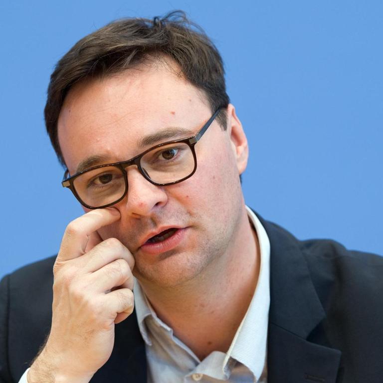 Der Spitzenkandidat der FDP für die Landtagswahl im Saarland, Oliver Luksic, spricht am 27.03.2017 in Berlin während einer Pressekonferenz.