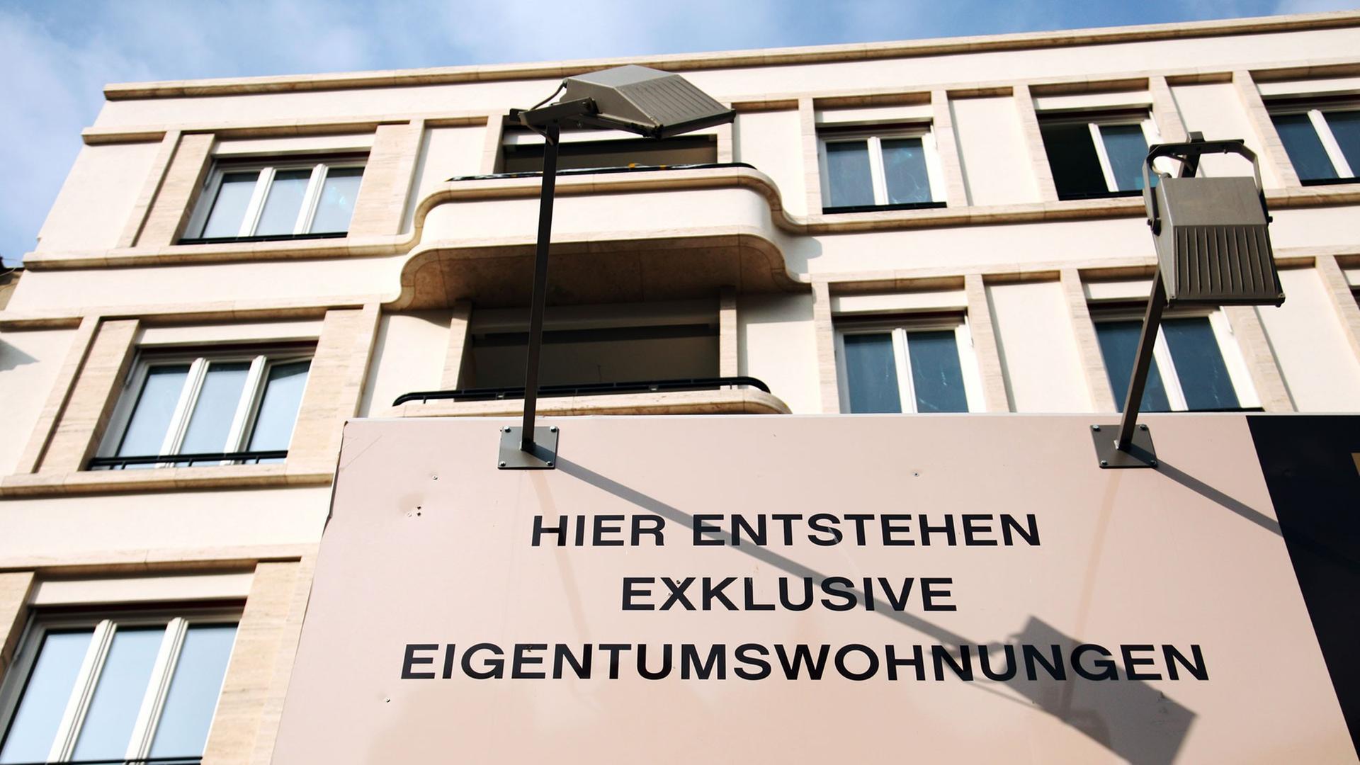 "Hier entstehen exklusive Eigentumswohnungen" steht auf einem Werbebanner im Bezirk Mitte in Berlin.