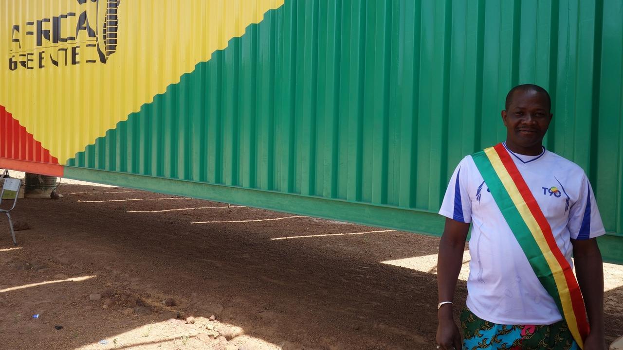 Bürgermeister Drissa Dembela steht stolz vor dem Solartainer. Bürgermeister Drissa Dembela steht stolz vor dem Solartainer.