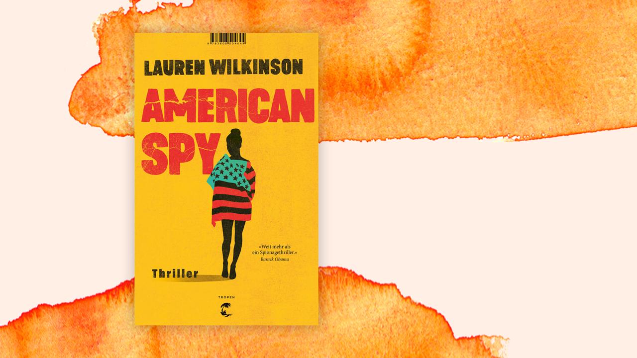 Das Cover von Lauren Wilkinsons Buch "American Spy" auf orange-weißem Hintergrund. Das Cover zeigt schematisch eine Schwarze Frau in einem Ringelshirt, die ein Tuch mit Sternen über die linke Schulter trägt, so dass die Gesamtansicht an die US-Flagge erinnert. Der Hintergrund ist monochrom gelb.