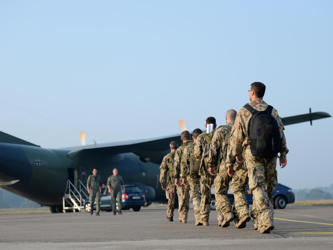 Soldaten gehen auf dem Nato-Flugplatz in Hohn (Schleswig-Holstein) auf eine Transall Transportmaschine zu. Soldaten gehen auf dem Nato-Flugplatz in Hohn (Schleswig-Holstein) auf eine Transall Transportmaschine zu.