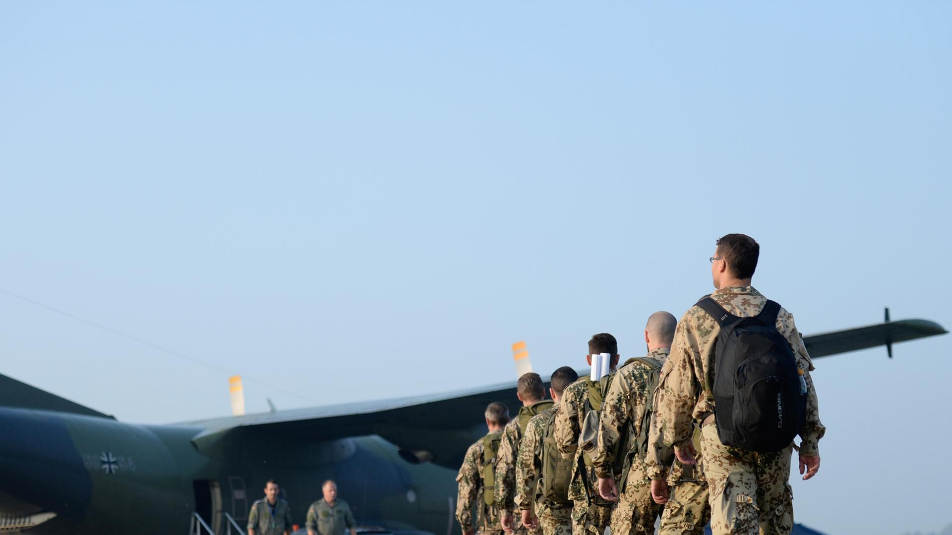 Soldaten gehen auf dem Nato-Flugplatz in Hohn (Schleswig-Holstein) auf eine Transall Transportmaschine zu. Soldaten gehen auf dem Nato-Flugplatz in Hohn (Schleswig-Holstein) auf eine Transall Transportmaschine zu.