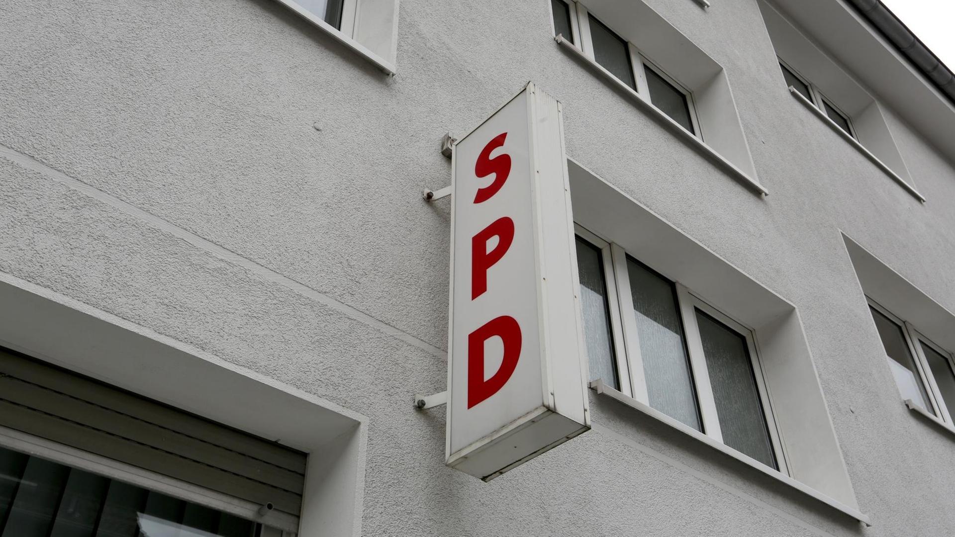 Ein SPD-Schild an der Parteizentrale der SPD in Essen Ein SPD-Schild an der Parteizentrale der SPD in Essen