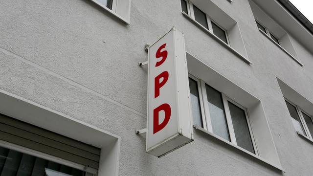 Ein SPD Schild ist am 04.08.2016 an der Parteizentrale der SPD in Essen (Nordrhein-Westfalen) befestigt. Nach 48 Stunden endet das Ultimatum, das die Essener SPD ihrer Bundestagsabgeordneten Petra Hinz gestellt hat. Sie soll ihr Mandat abgeben, fordert die Partei.