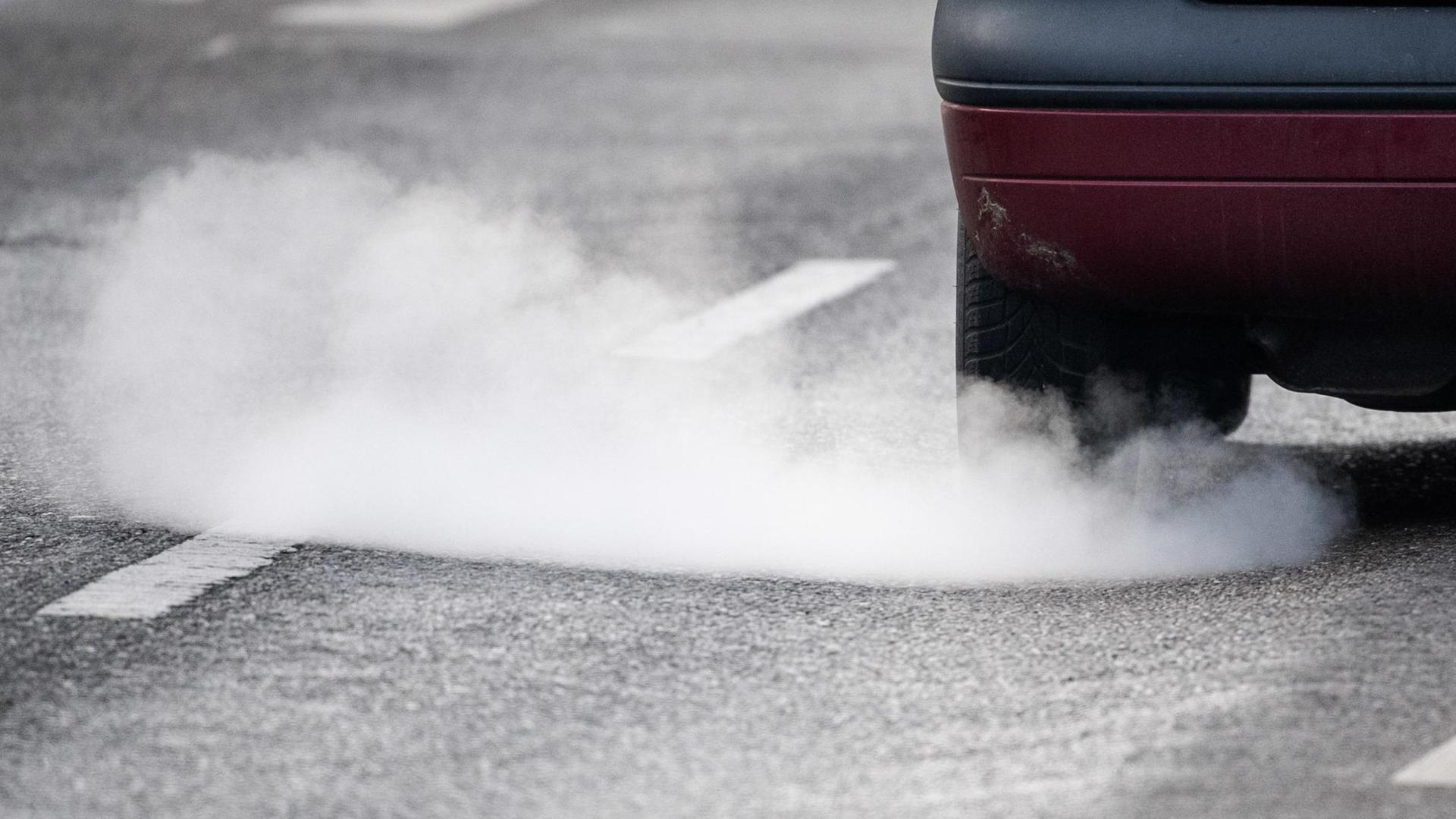 Ein Auto stößt während dem ersten Feinstaubalarm im Jahr 2019 Abgase aus. Ein Auto stößt während dem ersten Feinstaubalarm im Jahr 2019 Abgase aus.