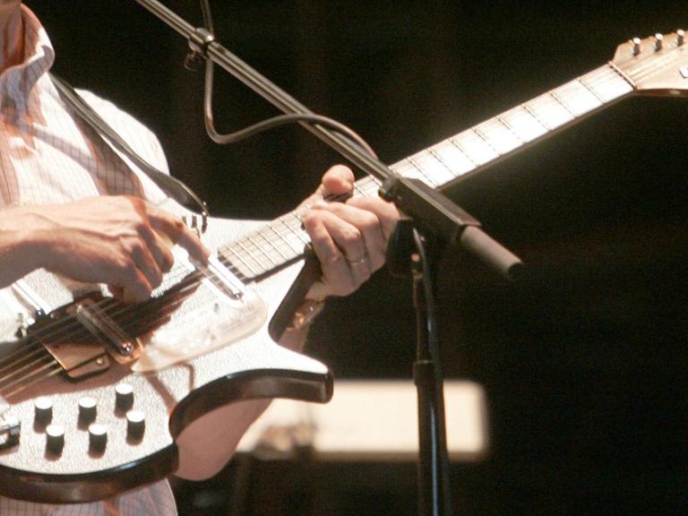Gitarrist Steve Miller mit einer Vincent Bell Coral Sitar gebaut von Danelectro bei seiner Performance auf dem Klassik-Rock-Festival Moondance Jam im Jahr 2006