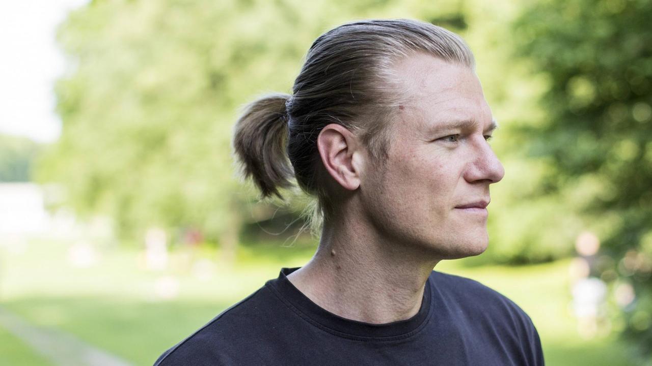 Profil des Dichters und Literaturkritikers Nico Bleutge. Profil des Dichters und Literaturkritikers Nico Bleutge.