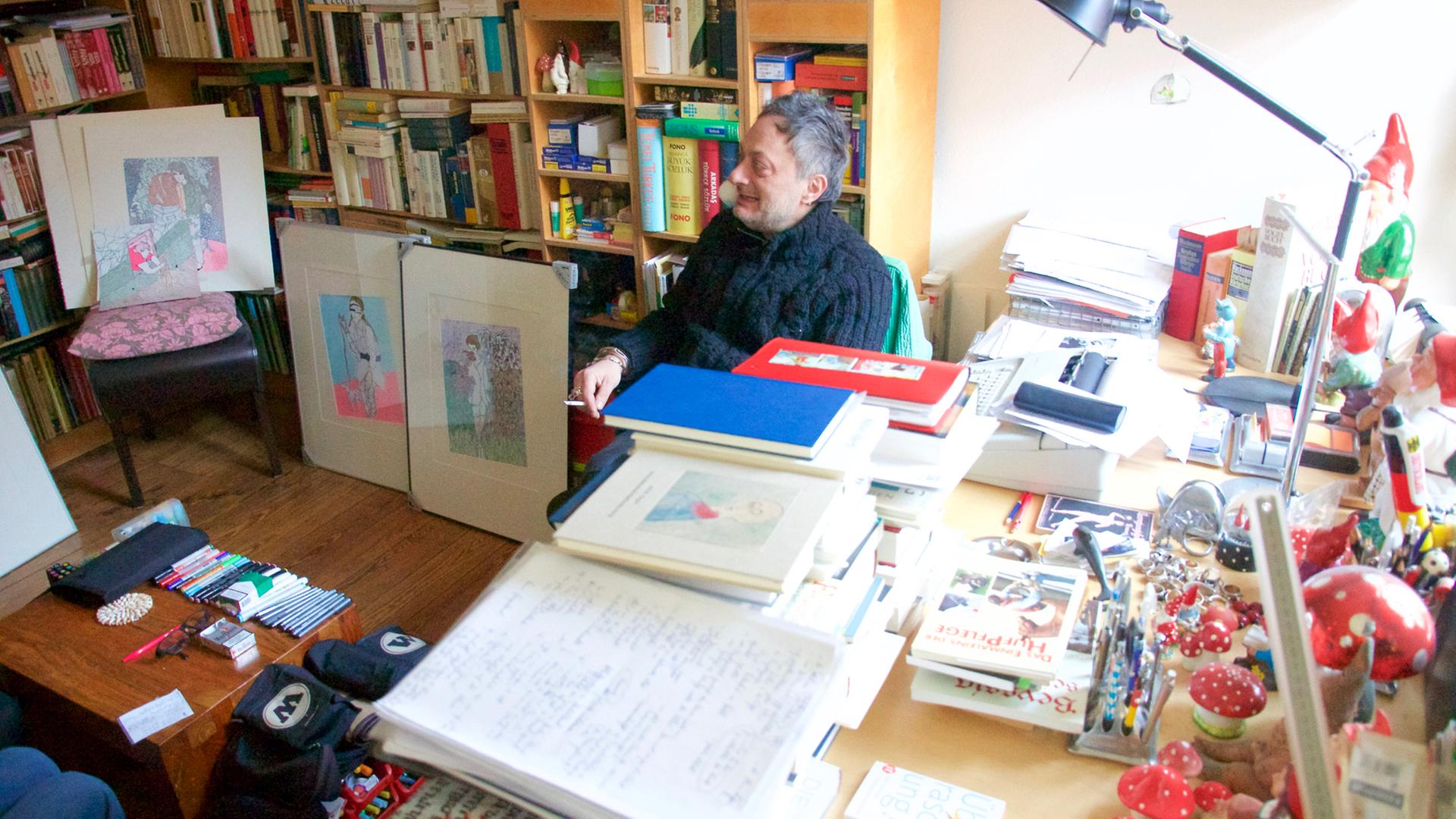 Schriftsteller Feridun Zaimoglu am Schreibtisch