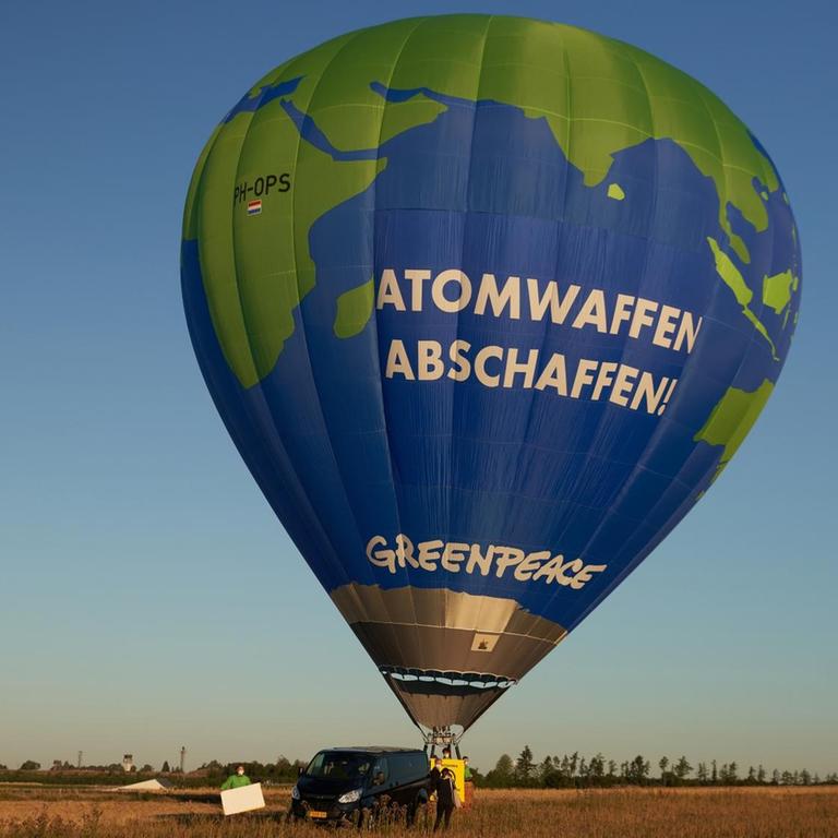 Greenpeace hat einen Heißluftballon mit der Aufschrift "Atomwaffen abschaffen" aufgestellt.
