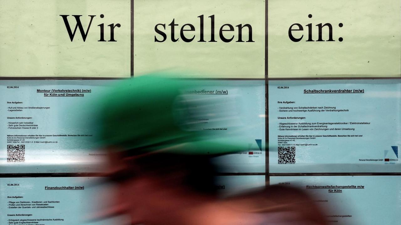 Stellenanzeigen hängen im Fenster einer Zeitarbeitsfirma. Foto: Oliver Berg/dpa Stellenanzeigen hängen im Fenster einer Zeitarbeitsfirma. Foto: Oliver Berg/dpa