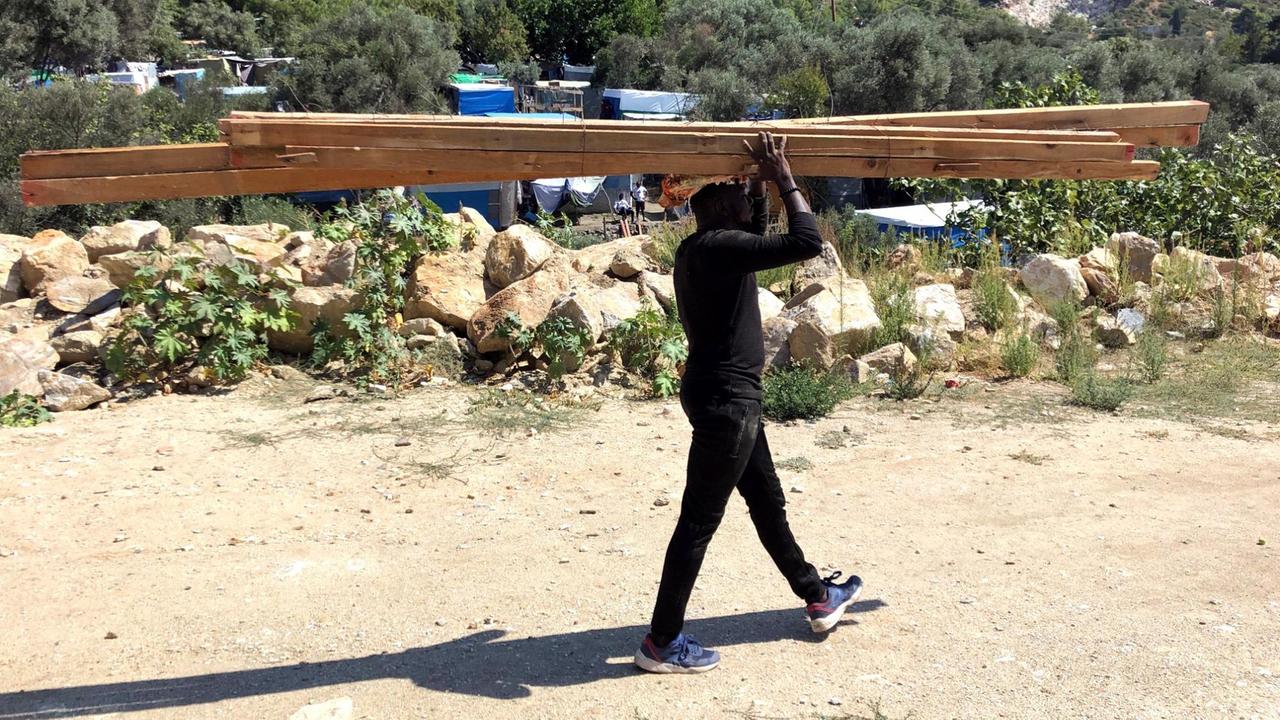 Neu angekommene Flüchtlinge bauen sich Ihre Bleibe im wilden Camp von Samos-Stadt.