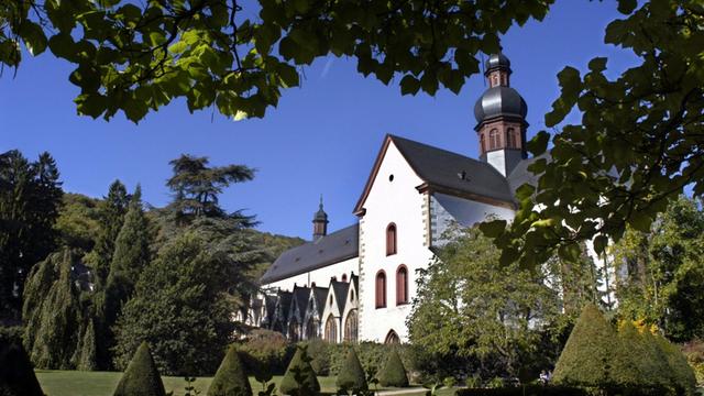 Das historische Kloster Eberbach in Eltville. Das 1135 als Tochterkloster von Clairvaux (Burgund) gegründete Zisterzienserkloster besaß beträchtliche wirtschaftliche Bedeutung (Weinanbau und Weinhandel). Im Jahre 1803 wurde das Kloster säkularisiert.