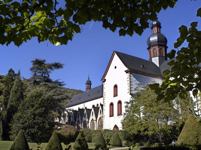 Das historische Kloster Eberbach in Eltville. Das 1135 als Tochterkloster von Clairvaux (Burgund) gegründete Zisterzienserkloster besaß beträchtliche wirtschaftliche Bedeutung (Weinanbau und Weinhandel). Im Jahre 1803 wurde das Kloster säkularisiert.