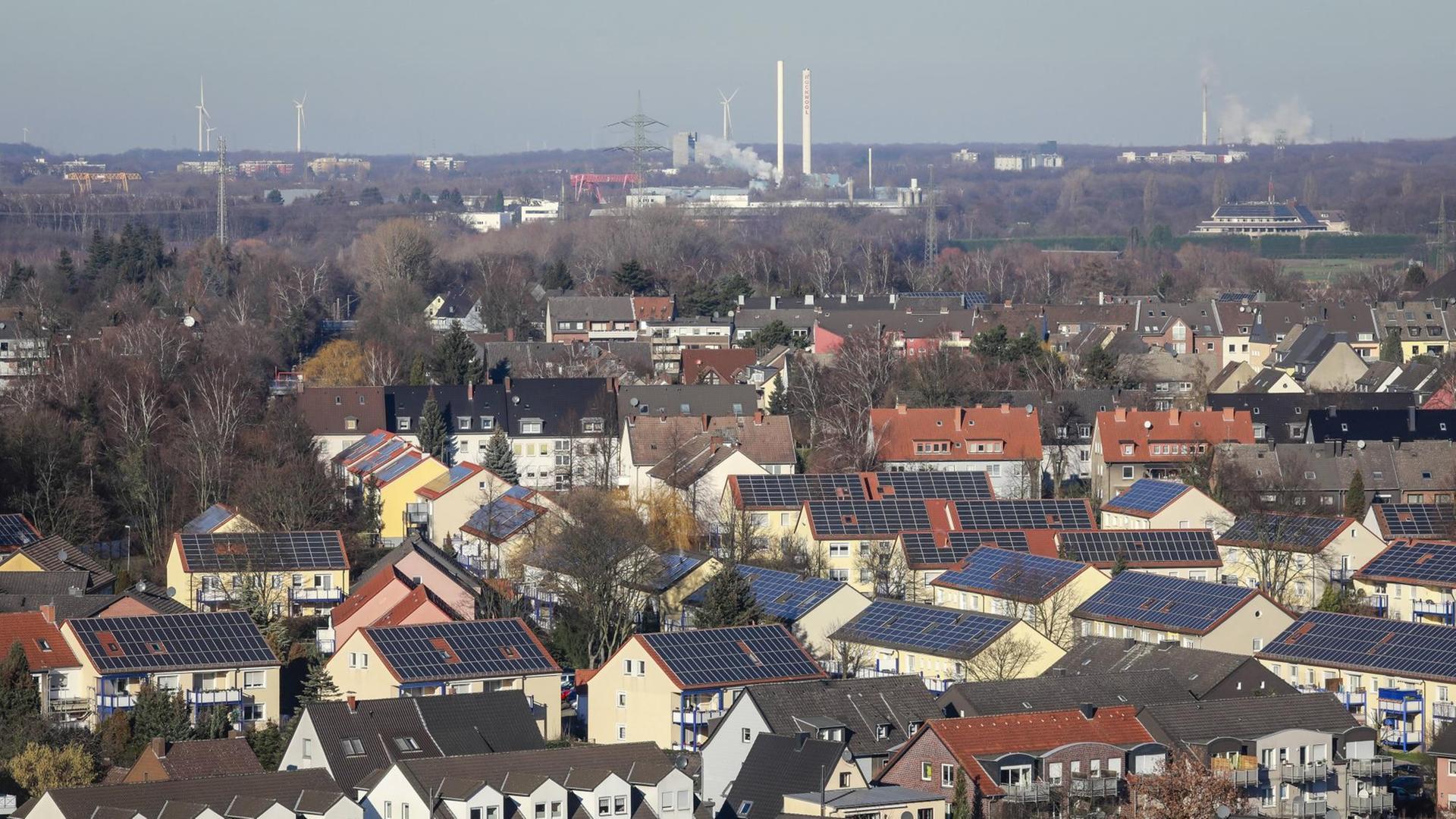 Blick auf Bottrop, im Vordergrund Häuser mit Solarpanels auf dem Dach