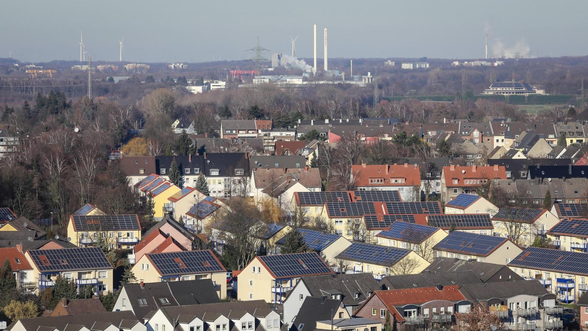 Blick auf Bottrop, im Vordergrund Häuser mit Solarpanels auf dem Dach Blick auf Bottrop, im Vordergrund Häuser mit Solarpanels auf dem Dach