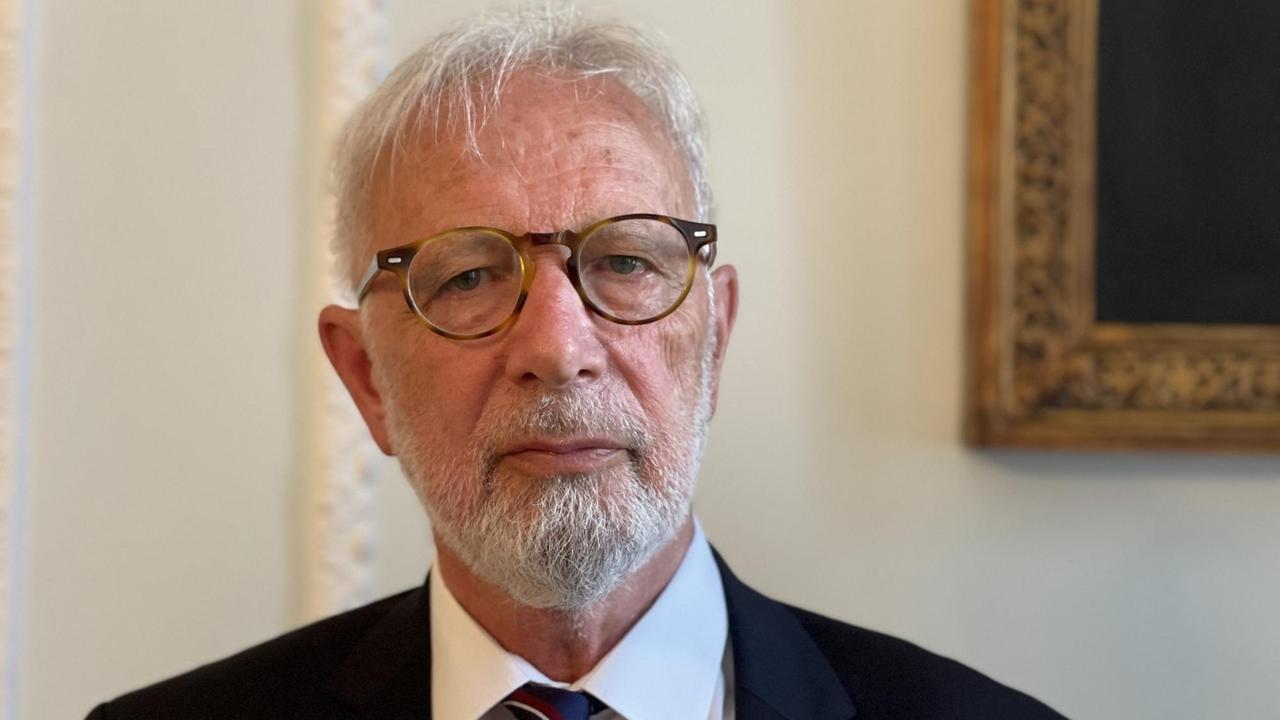 Konstantinos Delikostantis, mit Brille, im schwarzen Sakko, mit Krawatte, blickt freundlich in die Kamera. Konstantinos Delikostantis, mit Brille, im schwarzen Sakko, mit Krawatte, blickt freundlich in die Kamera.