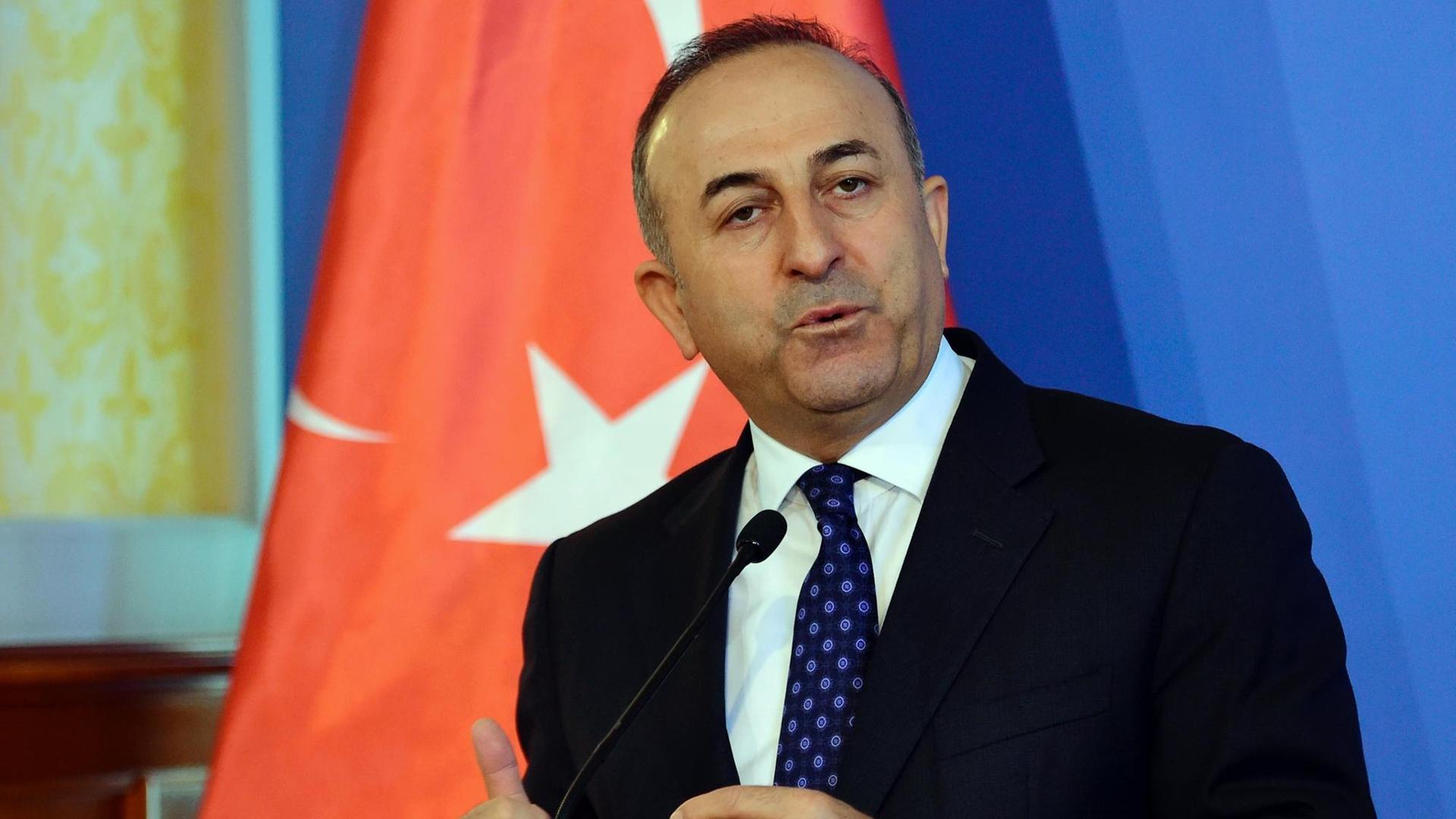 Der türkische Außenminister Mevlut Cavusoglu spricht bei einer Pressekonferenz. Der türkische Außenminister Mevlut Cavusoglu spricht bei einer Pressekonferenz.