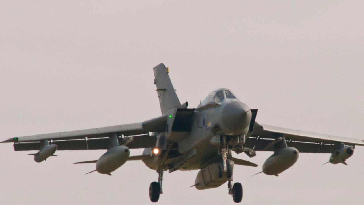 Ein Tornado-Kampfflugzeug der britischen Royal Air Force (RAF) fliegt am 20.03.2011 über Norfolk, Großbritannien. Ein Tornado-Kampfflugzeug der britischen Royal Air Force (RAF) fliegt am 20.03.2011 über Norfolk, Großbritannien.