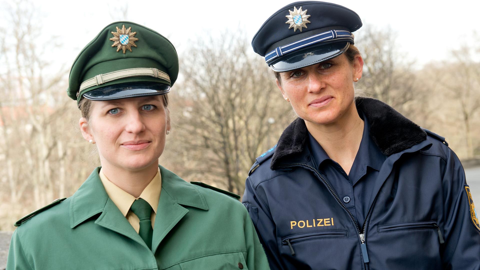 Zwei Polizistinnen mit der alten (links) und neuen Uniform der bayerischen Polizei.