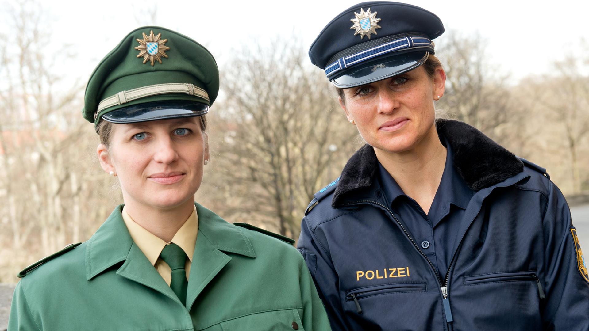 Zwei Polizistinnen mit der alten (links) und neuen Uniform der bayerischen Polizei. Zwei Polizistinnen mit der alten (links) und neuen Uniform der bayerischen Polizei.
