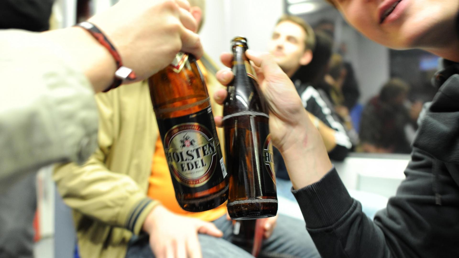 Zwei Jugendliche stoßen in Hamburg in einer S-Bahn mit Bier an. Zwei Jugendliche stoßen in Hamburg in einer S-Bahn mit Bier an.