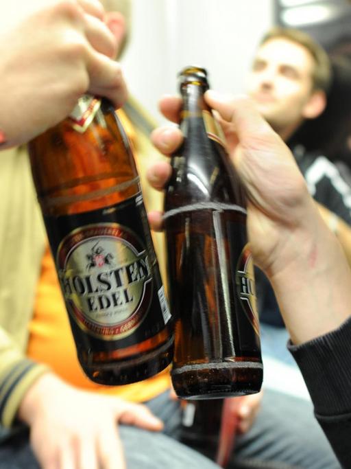 Zwei Jugendliche stoßen in Hamburg in einer S-Bahn mit Bier an.