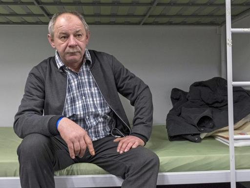 Ein polnischer Bauarbeiter in einer Obdachlosenunterkunft der Berliner Stadtmission in einer Traglufthalle am Güterbahnhof in Berlin-Lichtenberg, aufgenommen im Dezember 2017