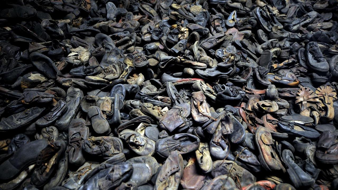 Ein Berg von Schuhen erinnert in der Gedenkstätte Auschwitz-Birkenau an die Opfer des Konzentrationslagers der Nationalsozialisten Ein Berg von Schuhen erinnert in der Gedenkstätte Auschwitz-Birkenau an die Opfer des Konzentrationslagers der Nationalsozialisten