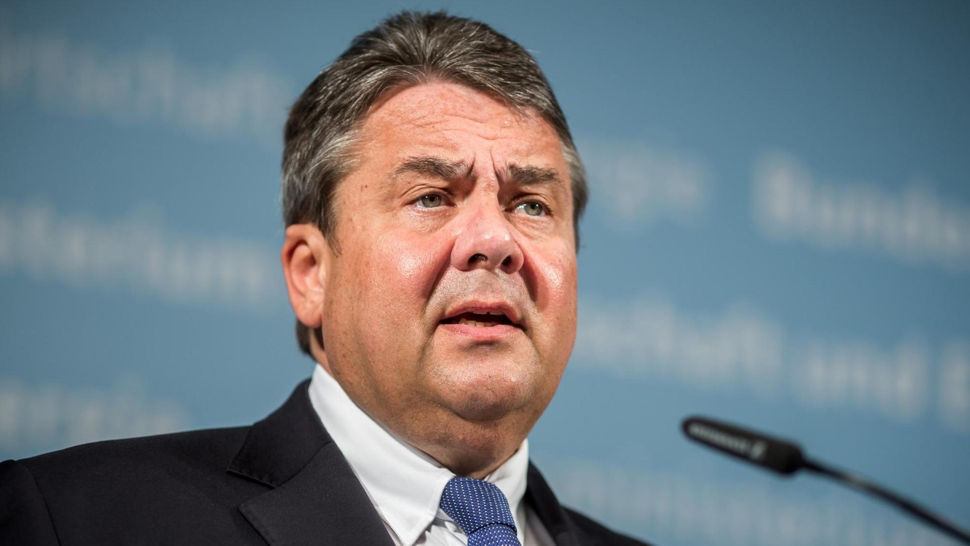 Bundeswirtschaftsminister Sigmar Gabriel (SPD) bei einer Pressekonferenz. Bundeswirtschaftsminister Sigmar Gabriel (SPD) bei einer Pressekonferenz.