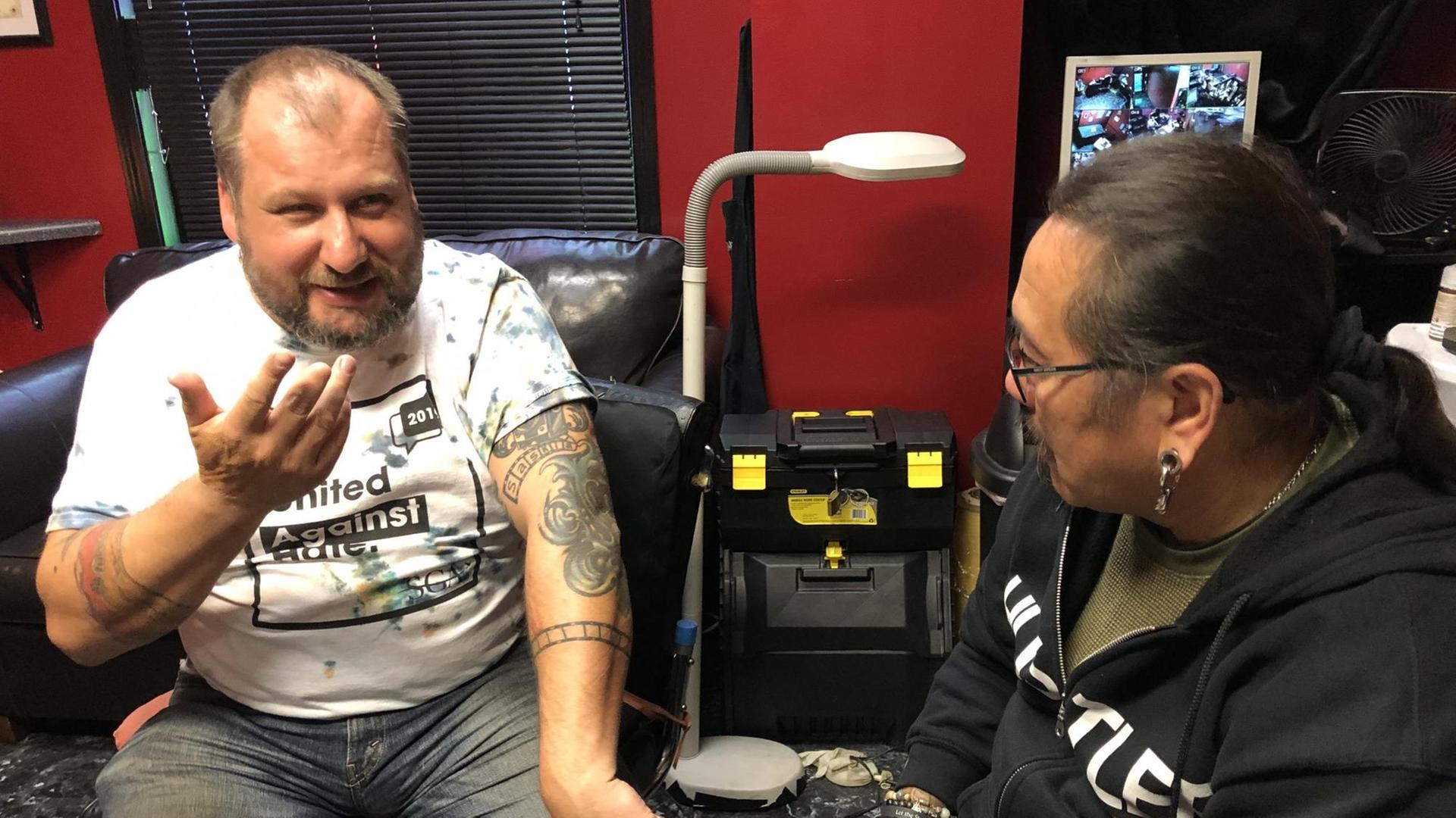 Ex-Neonazi TM Garret Schmid (links) mit Tattoo-Künstler Jack Flores. Mit ihrer Organisation "Erasing the hate" helfen sie Aussteigern aus der Extremisten-Szene - auch praktisch beim Loswerden ihrer Hass-Tattoos. Ex-Neonazi TM Garret Schmid (links) mit Tattoo-Künstler Jack Flores. Mit ihrer Organisation "Erasing the hate" helfen sie Aussteigern aus der Extremisten-Szene - auch praktisch beim Loswerden ihrer Hass-Tattoos.