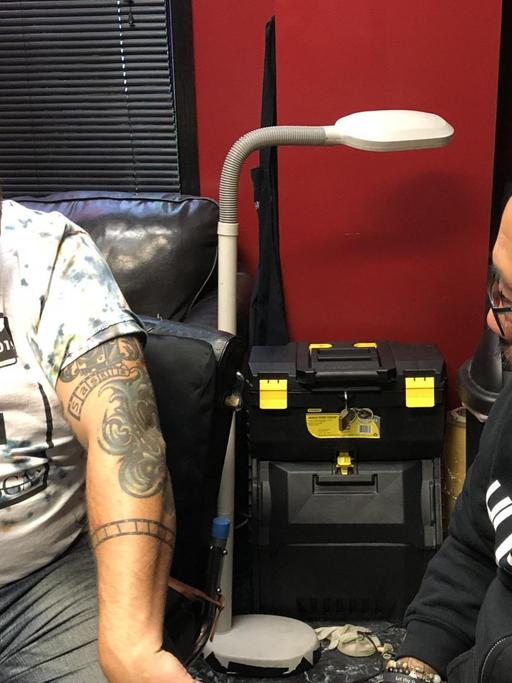 Ex-Neonazi TM Garret Schmid (links) mit Tattoo-Künstler Jack Flores. Mit ihrer Organisation "Erasing the hate" helfen sie Aussteigern aus der Extremisten-Szene - auch praktisch beim Loswerden ihrer Hass-Tattoos.