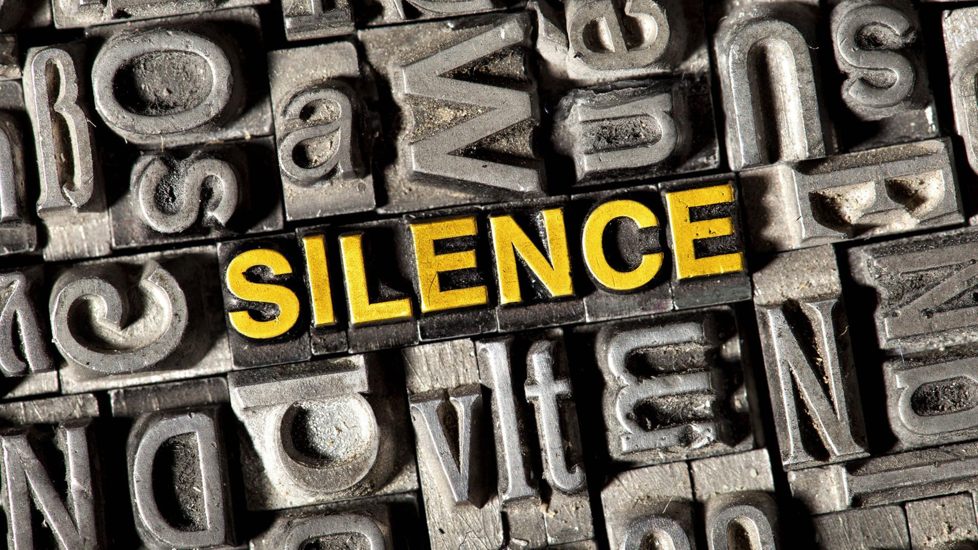 Alte Bleilettern bilden das englische Wort für Schweigen: "Silence". Alte Bleilettern bilden das englische Wort für Schweigen: "Silence".