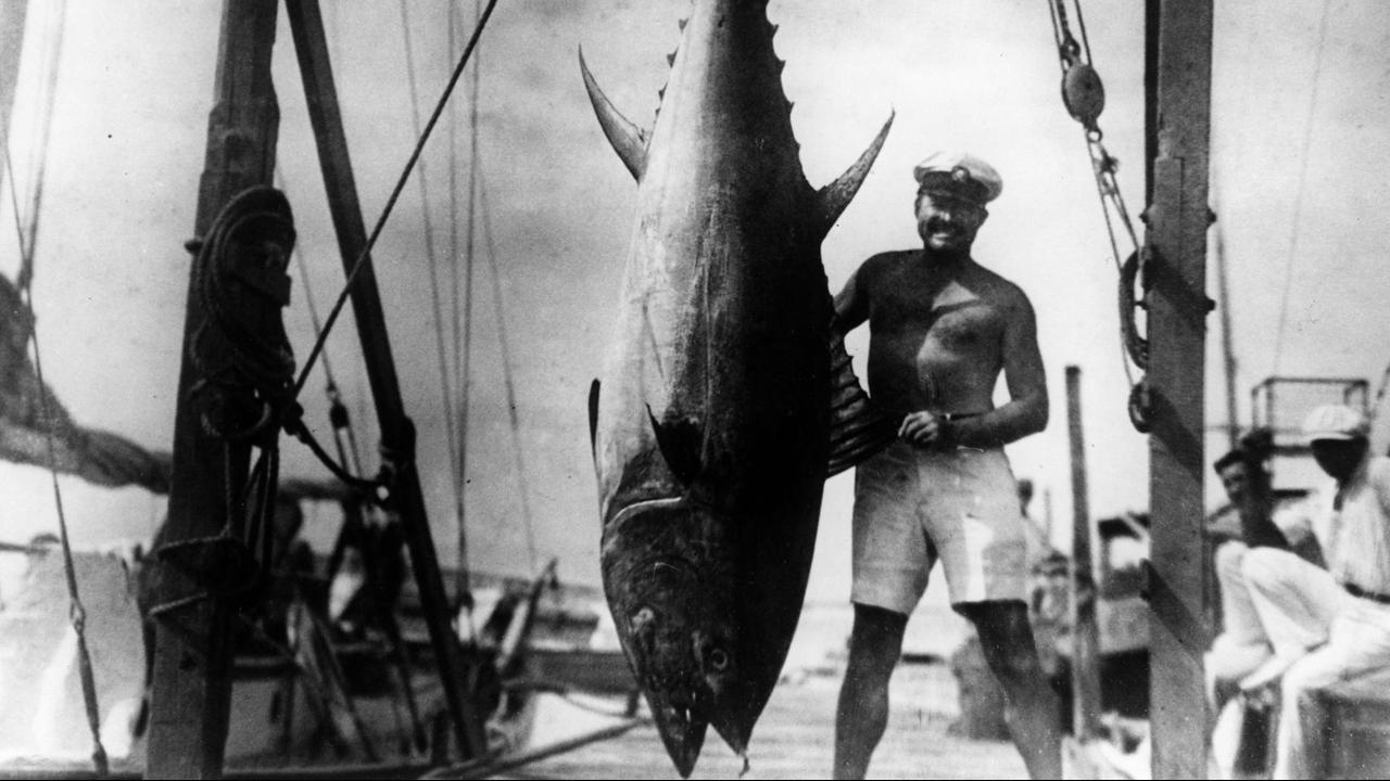 Hemingway mit einem Thunfisch auf Bimini (Bahamas). Foto, 1935.