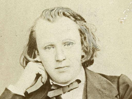 Johannes Brahms wurde 1833 in Hamburg geboren und starb 1897 in Wien. Die Fotografie zeigt ihn als 20-Jährigen.