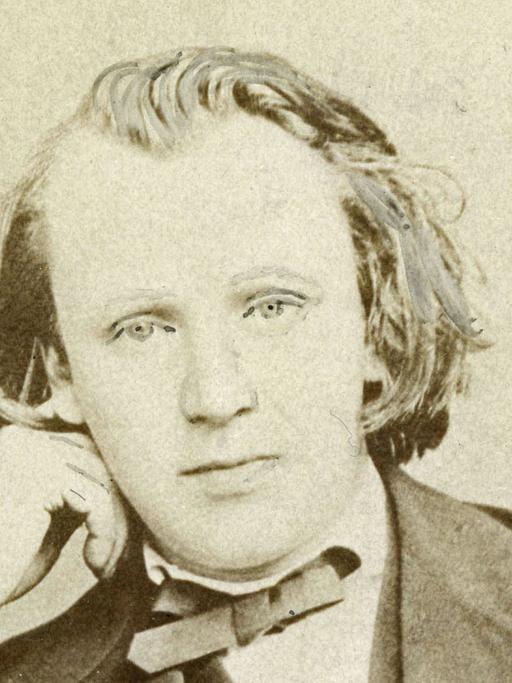 Johannes Brahms wurde 1833 in Hamburg geboren und starb 1897 in Wien. Die Fotografie zeigt ihn als 20-Jährigen.