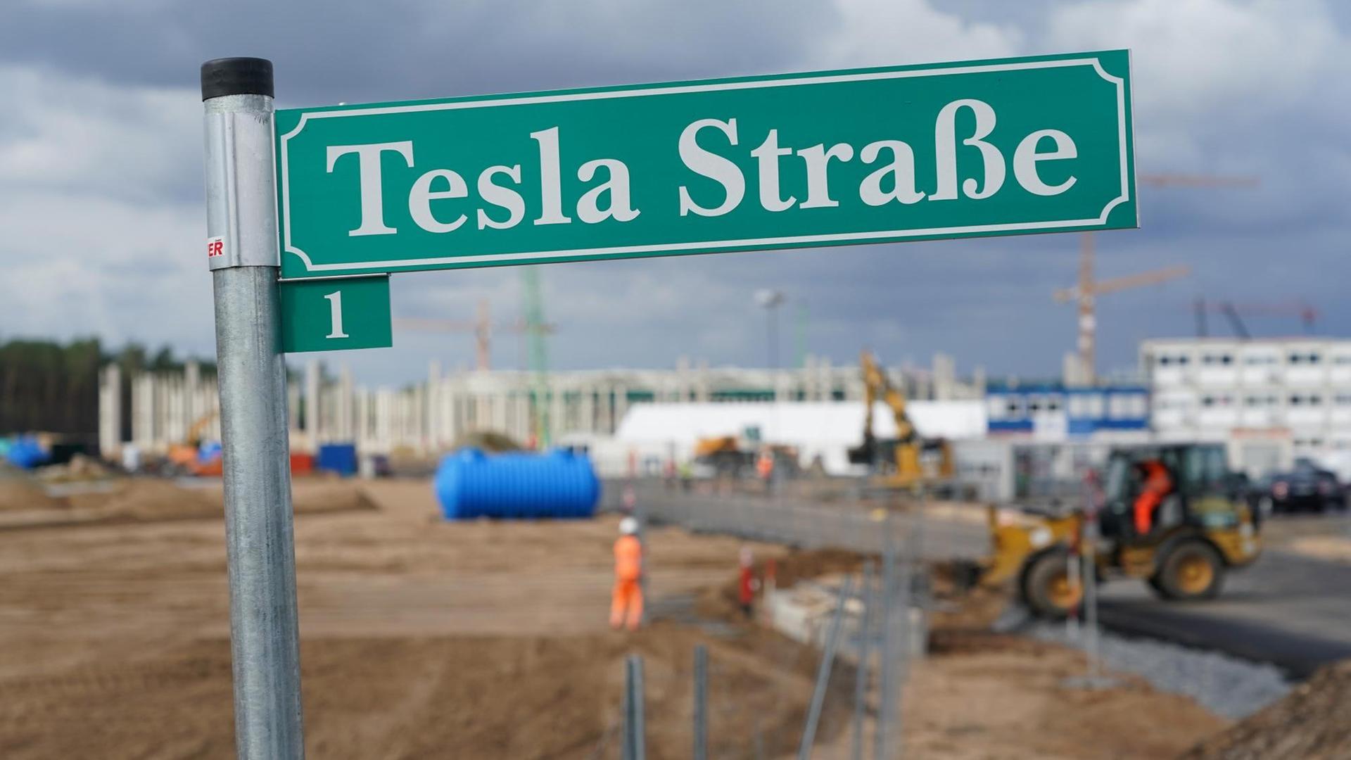 Ein Straßenschild zeichnet den neuen Weg als Tesla Strasse Nr.1 aus. Ein Straßenschild zeichnet den neuen Weg als Tesla Strasse Nr.1 aus.