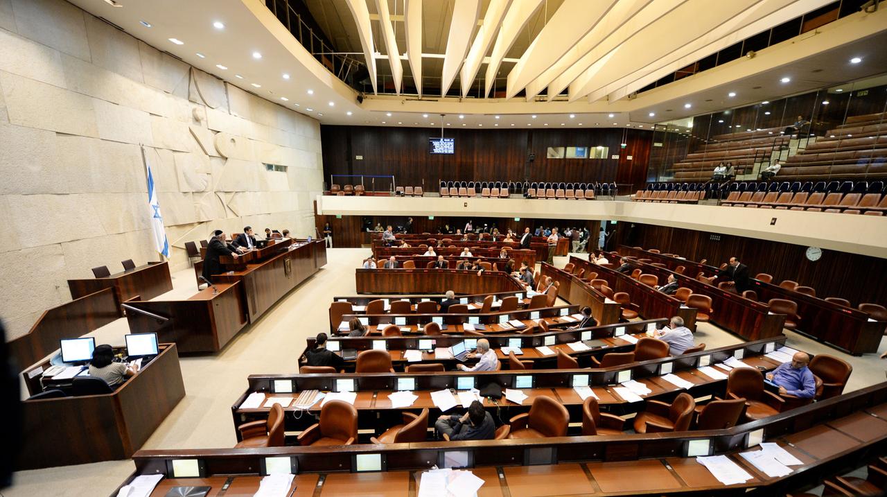 Der Plenarsaal der Knesset in Jerusalem, des Parlamentes des Staates Israel. An der Wand links ein Relief von Dani Karavan. Der Plenarsaal der Knesset in Jerusalem, des Parlamentes des Staates Israel. An der Wand links ein Relief von Dani Karavan.
