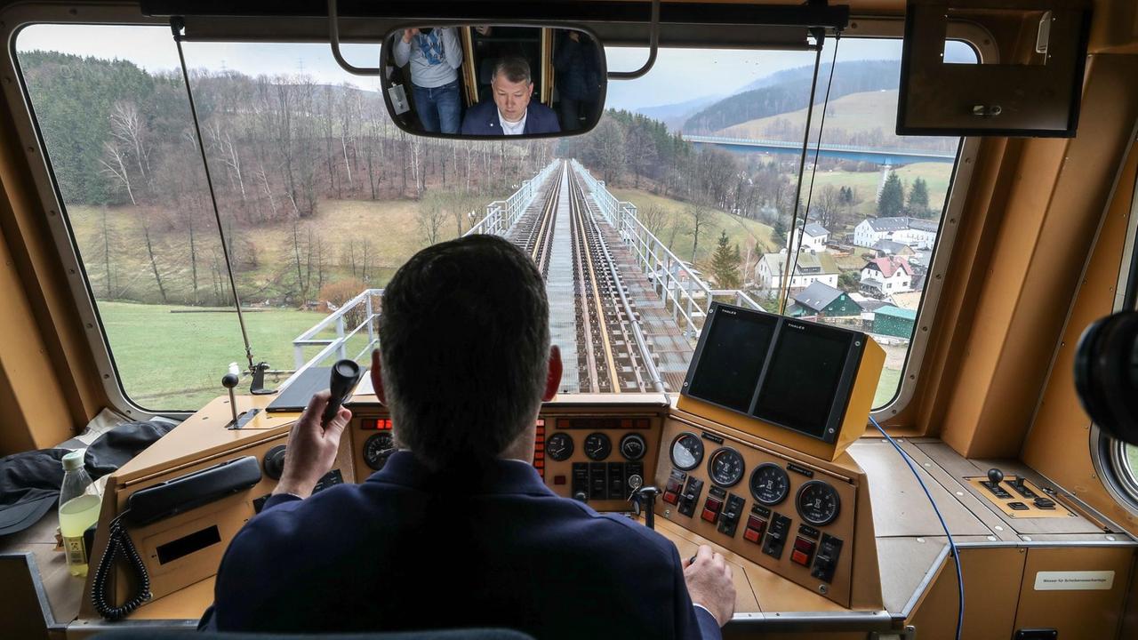 Blick ins Cockpit von Testzug LUCY auf der Fahrt. Blick ins Cockpit von Testzug LUCY auf der Fahrt.