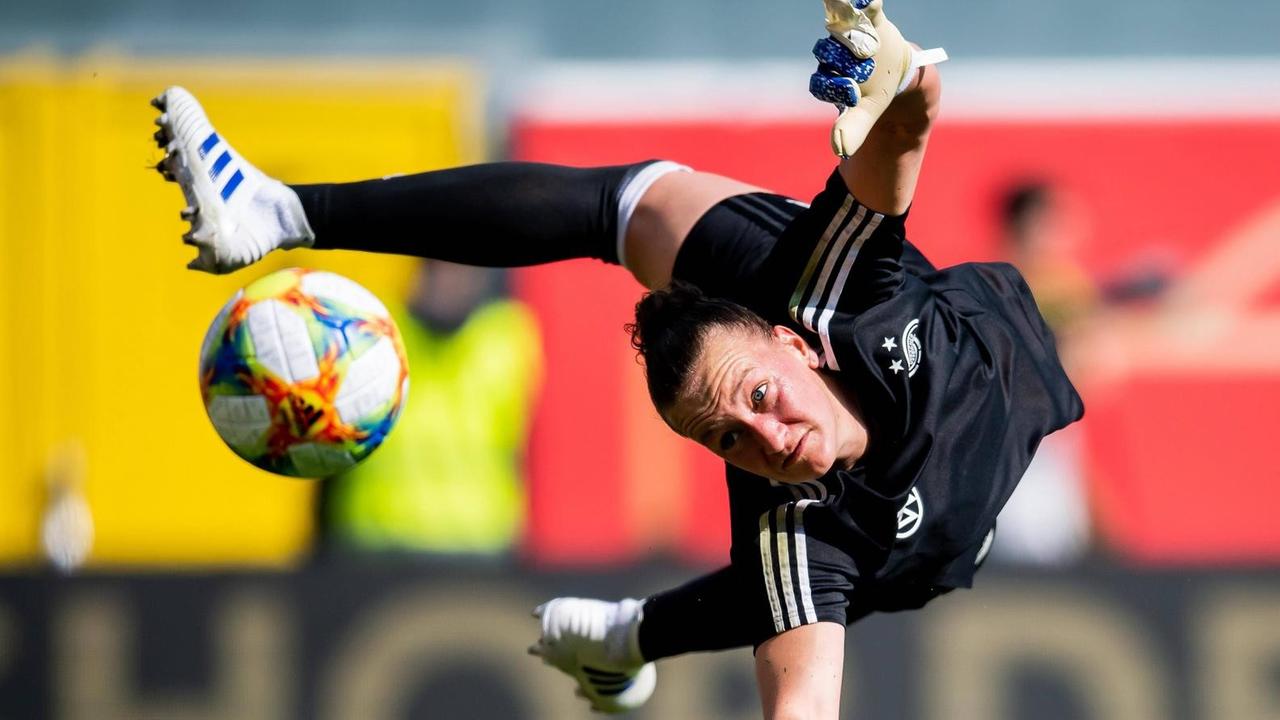 Deutschlands Torfrau Almuth Schult beim Länderspiel gegen Japan 2019 Deutschlands Torfrau Almuth Schult beim Länderspiel gegen Japan 2019