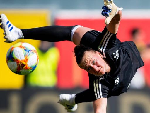 Deutschlands Torfrau Almuth Schult beim Länderspiel gegen Japan 2019